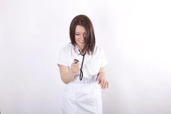 美しい若い女性医師の笑みを浮かべて — ストック写真