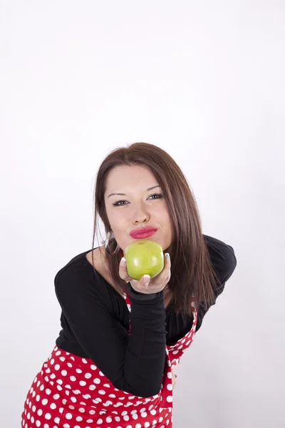 Junge schöne Hausfrau hält Apfel — Stockfoto