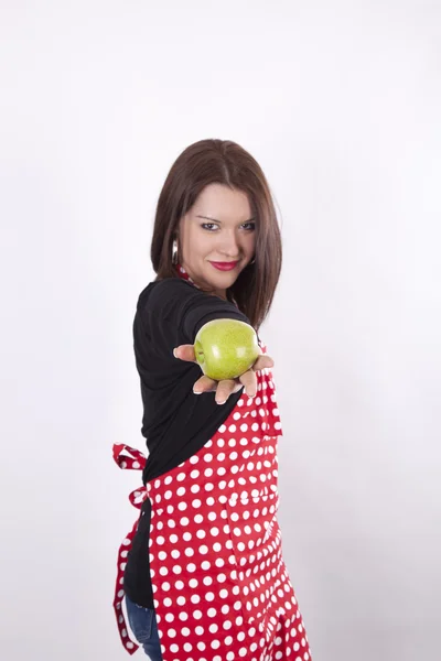 Junge schöne Hausfrau hält Apfel — Stockfoto