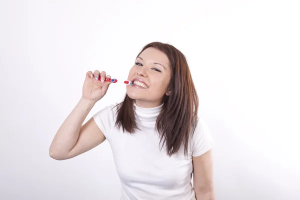 Junge schöne Frau putzt ihre Zähne — Stockfoto