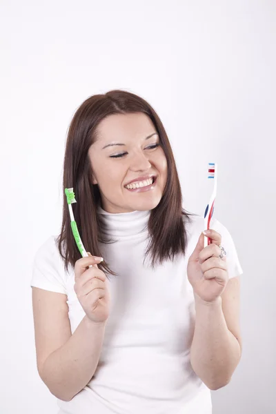 Jovem bela mulher limpando os dentes — Fotografia de Stock