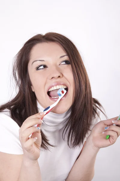 Jovem bela mulher limpando os dentes — Fotografia de Stock