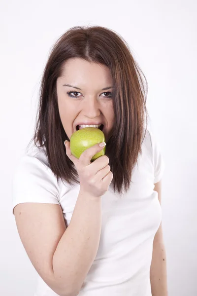 Молодая красивая женщина ест яблоко — стоковое фото