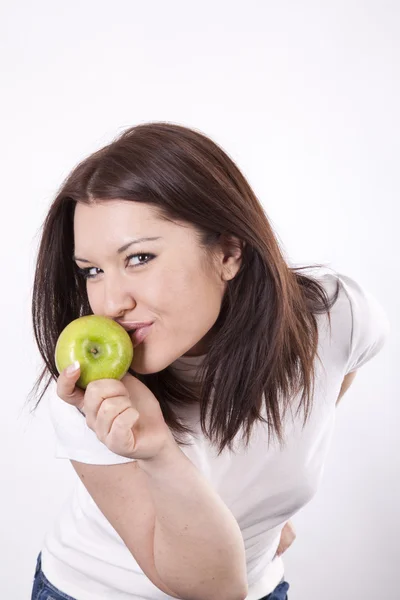 Молода приваблива дівчина з яблуком — стокове фото