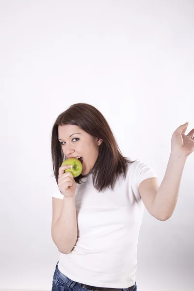 Молода красива жінка їсть яблуко — стокове фото