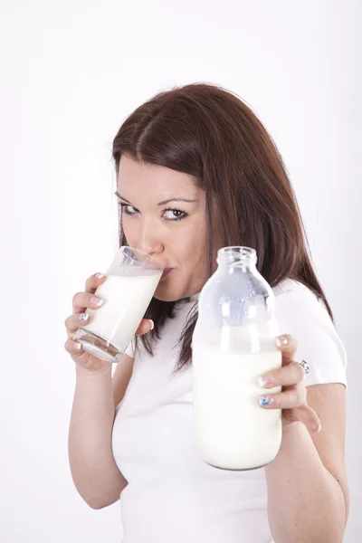 Giovane bella donna che beve latte — Foto Stock