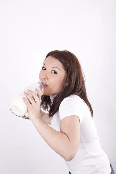 Jovem menina atraente beber leite — Fotografia de Stock