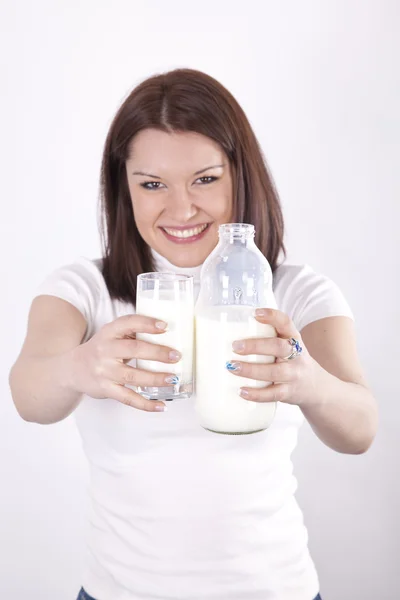 Genç güzel kadın süt içiyor — Stok fotoğraf