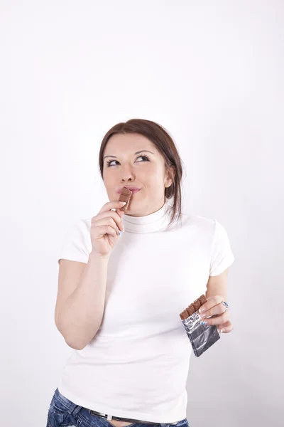 チョコレートを食べる魅力的な若い女性 — ストック写真