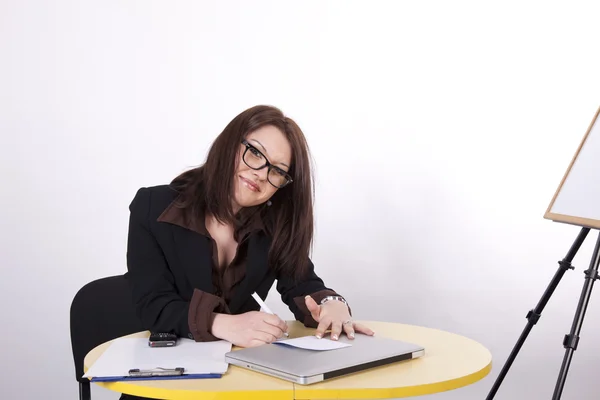 Ung attraktiv kvinna på kontoret — Stockfoto