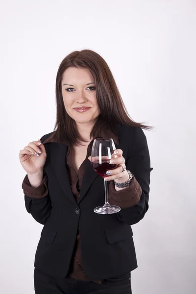 Bir kadeh şarap ile çekici genç kadın — Stok fotoğraf