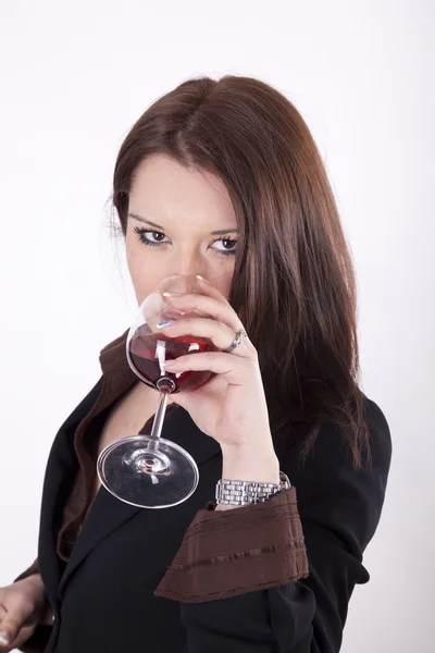 Unga vackra kvinnan dricka glas rött vin — Stockfoto