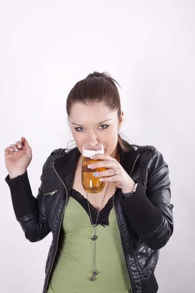 Schöne junge Frau trinkt Bier — Stockfoto