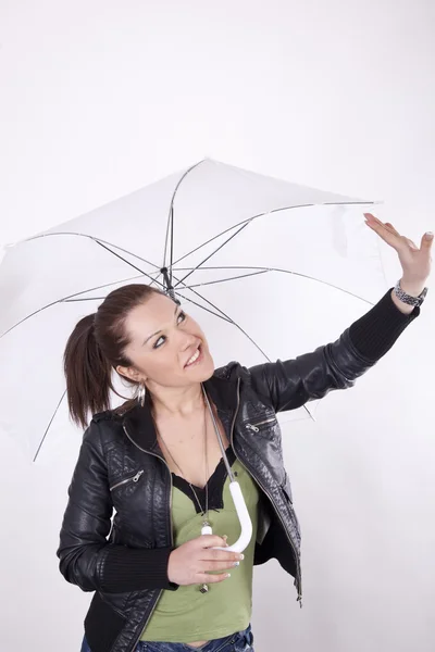 Όμορφη κοπέλα με λευκή ομπρέλα — Φωτογραφία Αρχείου