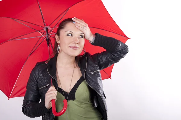 Joven hermosa chica con un paraguas rojo — Foto de Stock