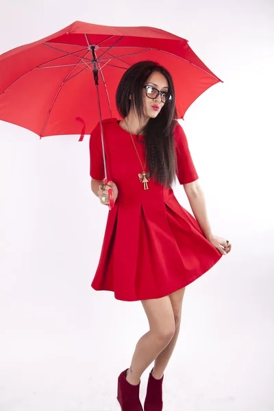 赤い傘と赤いドレスの若い魅力的なセクシーな女性 — ストック写真