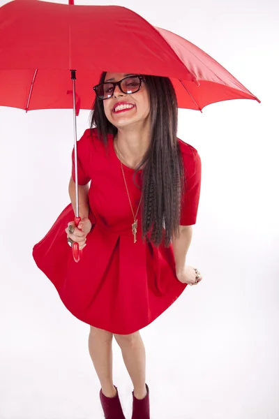Νέους ελκυστικές σέξι γυναίκας με κόκκινο φόρεμα με κόκκινη ομπρέλα — Φωτογραφία Αρχείου