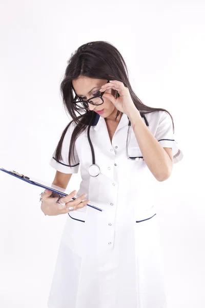 Mladý atraktivní ženský lékař — Stock fotografie