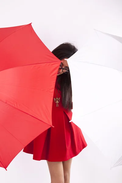 Jeune fille attrayante tenant des parapluies — Photo