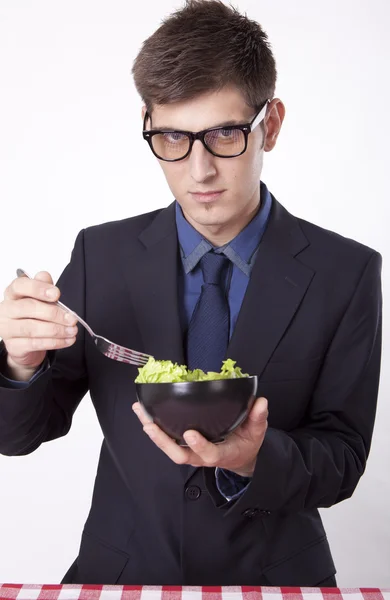 Junger Mann beim Essen — Stockfoto