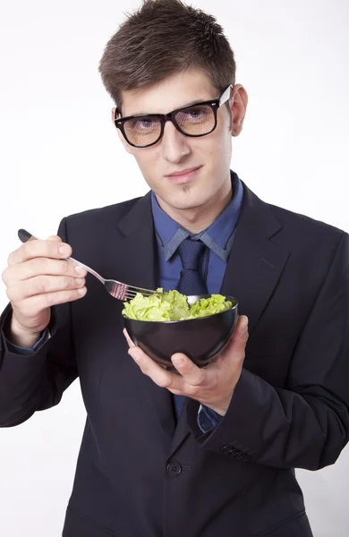 若い男がサラダを食べる — ストック写真