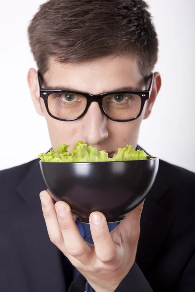 Молодой человек с салатом — стоковое фото