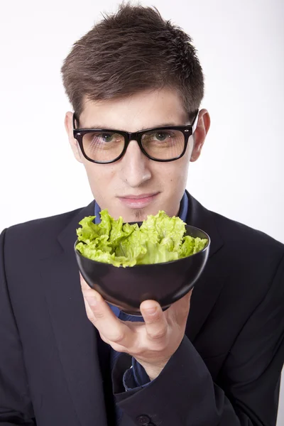 Молодой человек с салатом — стоковое фото