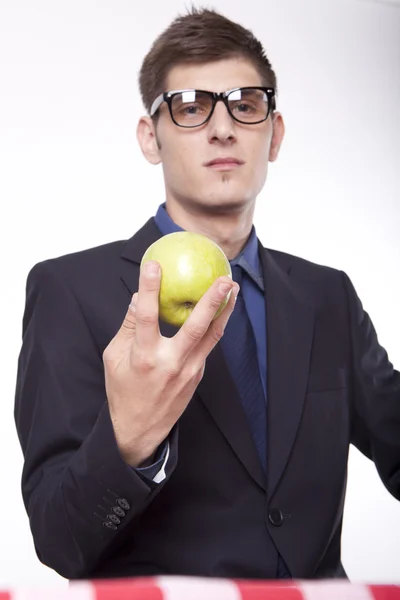 Jonge man met een appel — Stockfoto