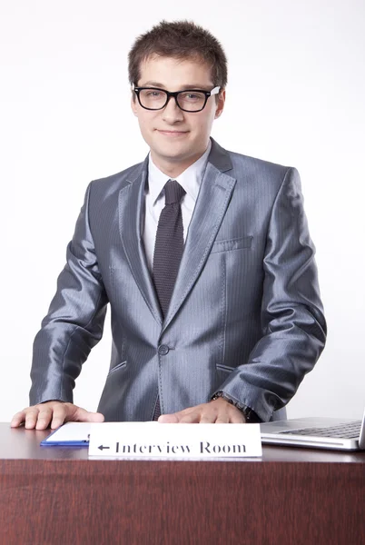 Giovane receptionist maschile — Foto Stock