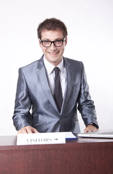 Unga manliga receptionisten — Stockfoto