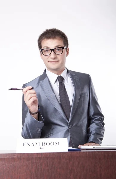 Jovem recepcionista masculino — Fotografia de Stock