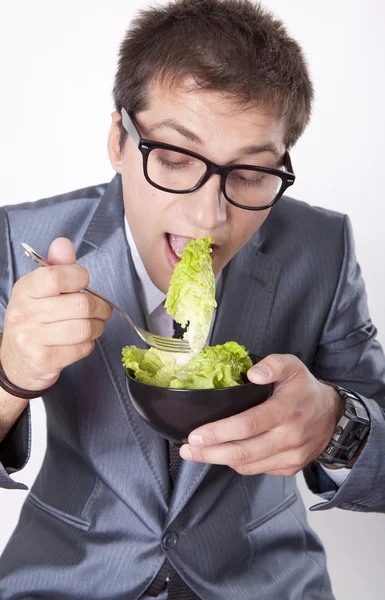 Hombre joven comiendo ensalada —  Fotos de Stock