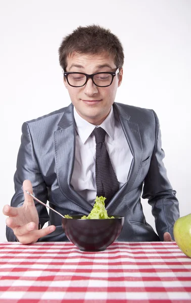 Fiatal férfi-egy saláta — Stock Fotó