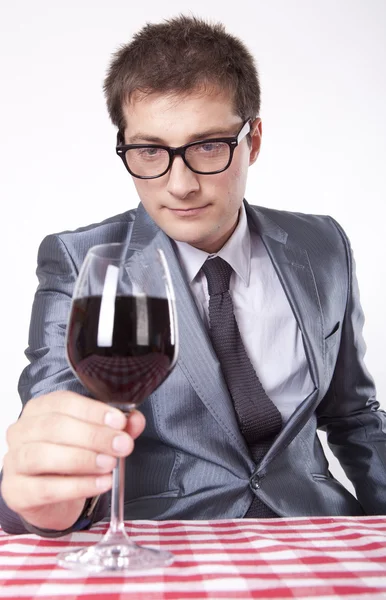 Junger Mann mit einem Glas Wein — Stockfoto