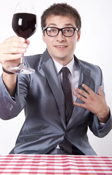 Genç adam bir bardak şarapla — Stok fotoğraf
