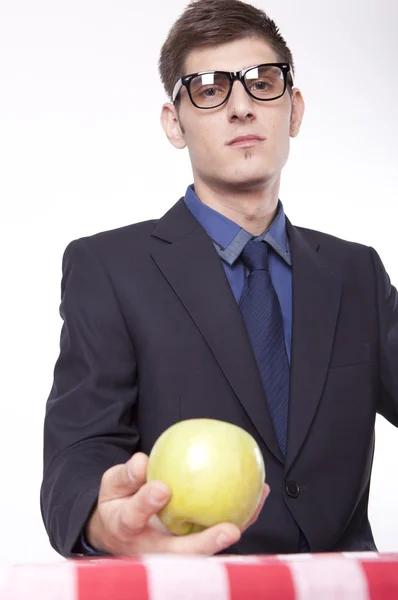 Jeune homme tenant une pomme Photos De Stock Libres De Droits