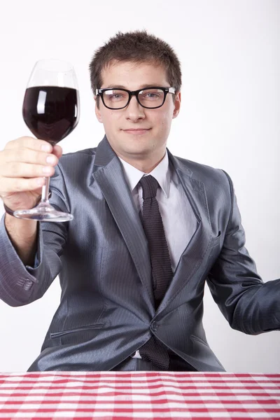Jeune homme avec un verre de vin Image En Vente