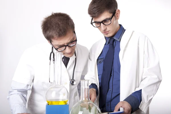 Dwóch młodych mężczyzn laboratoryjny — Zdjęcie stockowe
