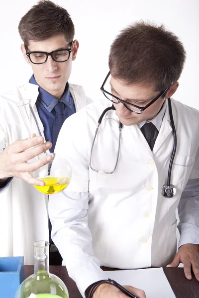 Dois jovens técnicos de laboratório masculinos — Fotografia de Stock