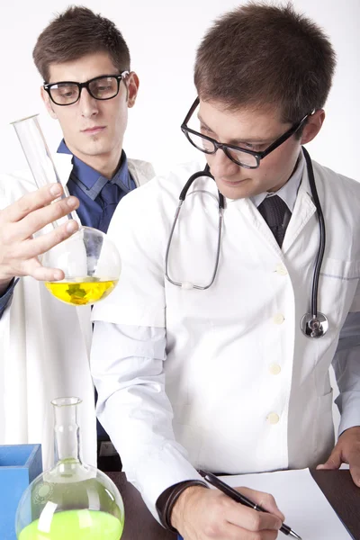 Deux jeunes techniciens de laboratoire masculins — Photo