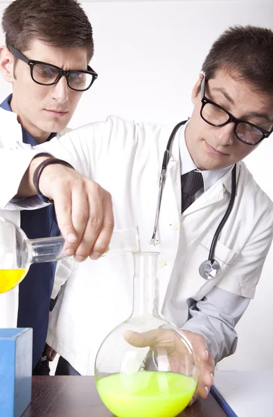 两个年轻的男性实验室技术员 — 图库照片