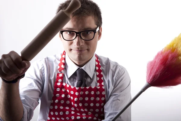 Fiatal férfi duster és konyhai eszköz — Stock Fotó