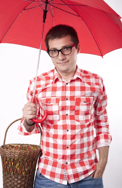 Молодой человек с красным зонтиком — стоковое фото