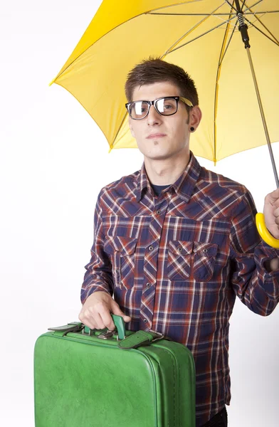 Jeune homme avec parapluie jaune — Photo