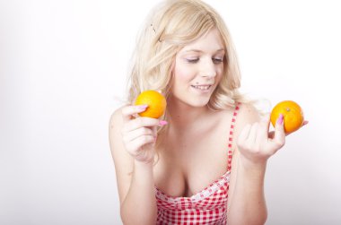 iki portakal tutan genç çekici kadın