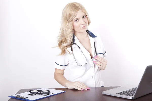 Jeune médecin attrayant femme travaillant — Photo