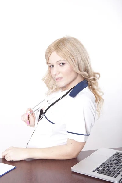 Jovem atraente feminino médico trabalhando — Fotografia de Stock