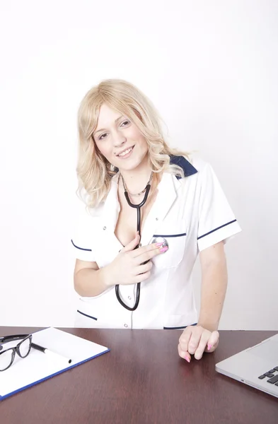 젊은 매력적인 여성 의사 — 스톡 사진