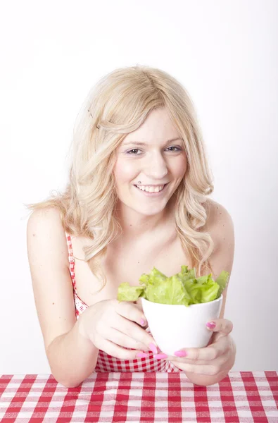 Fiatal, vonzó nő eszik zöld saláta — Stock Fotó