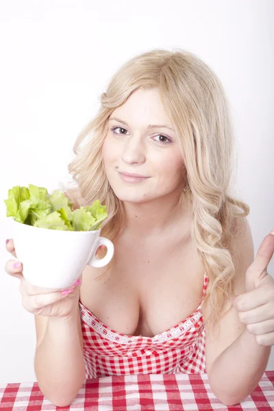 Jonge aantrekkelijke vrouw eten groene salade — Stockfoto